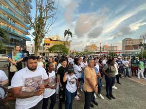 Plantón contra el cese de operaciones en el Muelle 13 de Buenaventura.