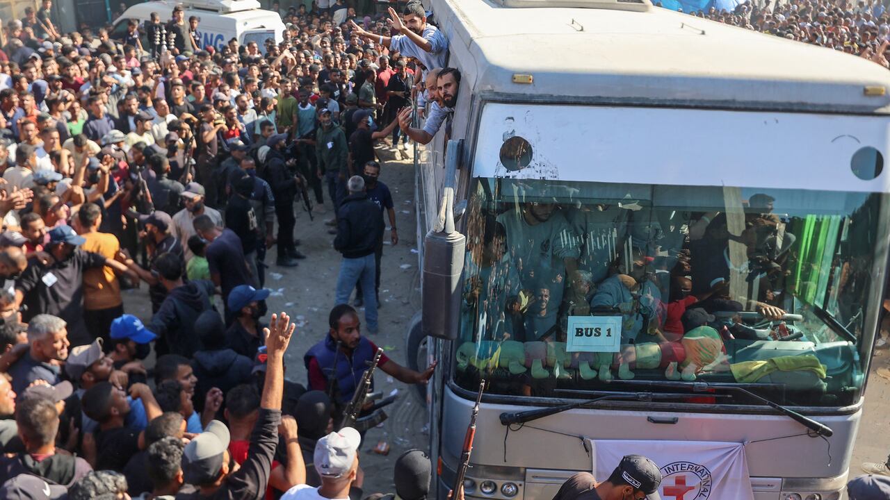 La gente se reúne para dar la bienvenida a los palestinos liberados de las cárceles israelíes.