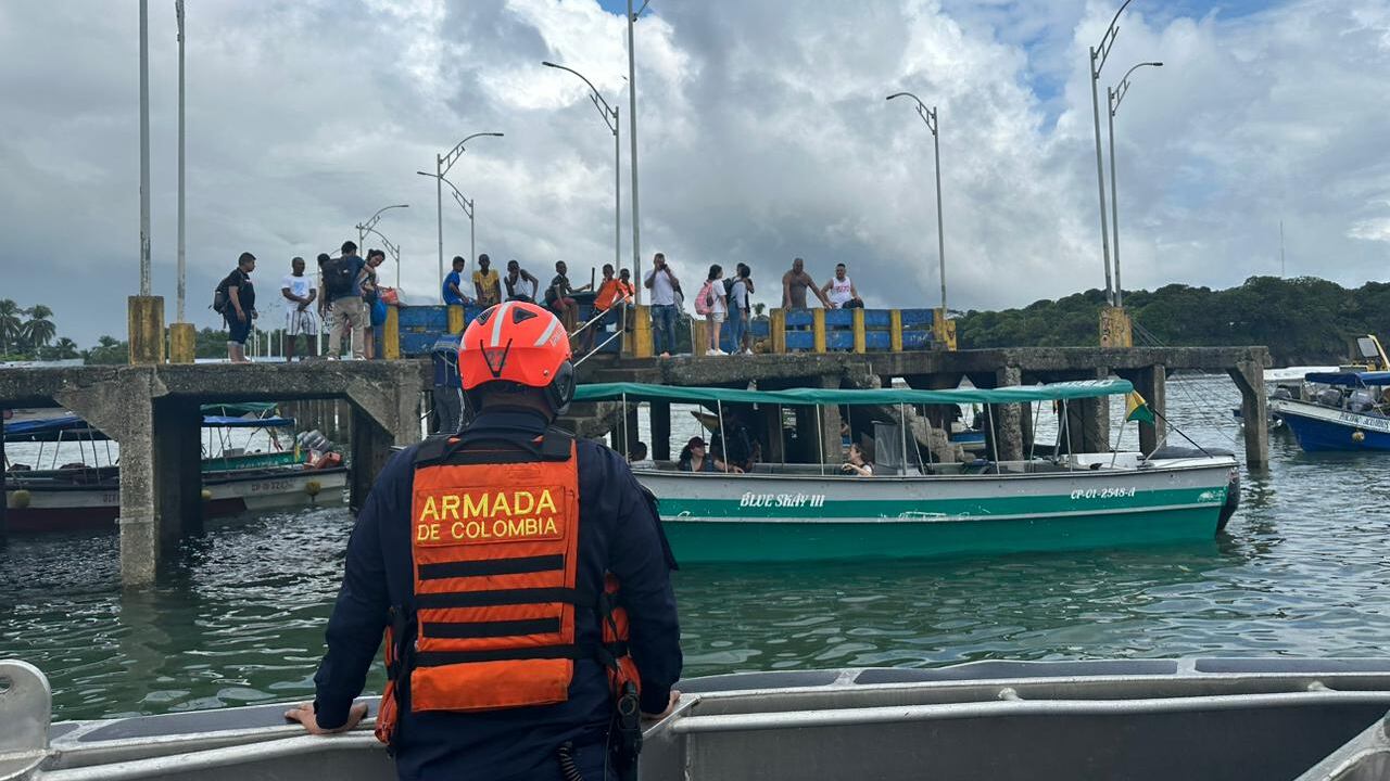 La Capitanía de Puerto de Buenaventura de la Armada Nacional durante este fin de semana verificó desde el muelle turístico el uso y porte de elementos de seguridad para la navegación, y los documentos y licencias pertinentes a capitanes y embarcaciones,