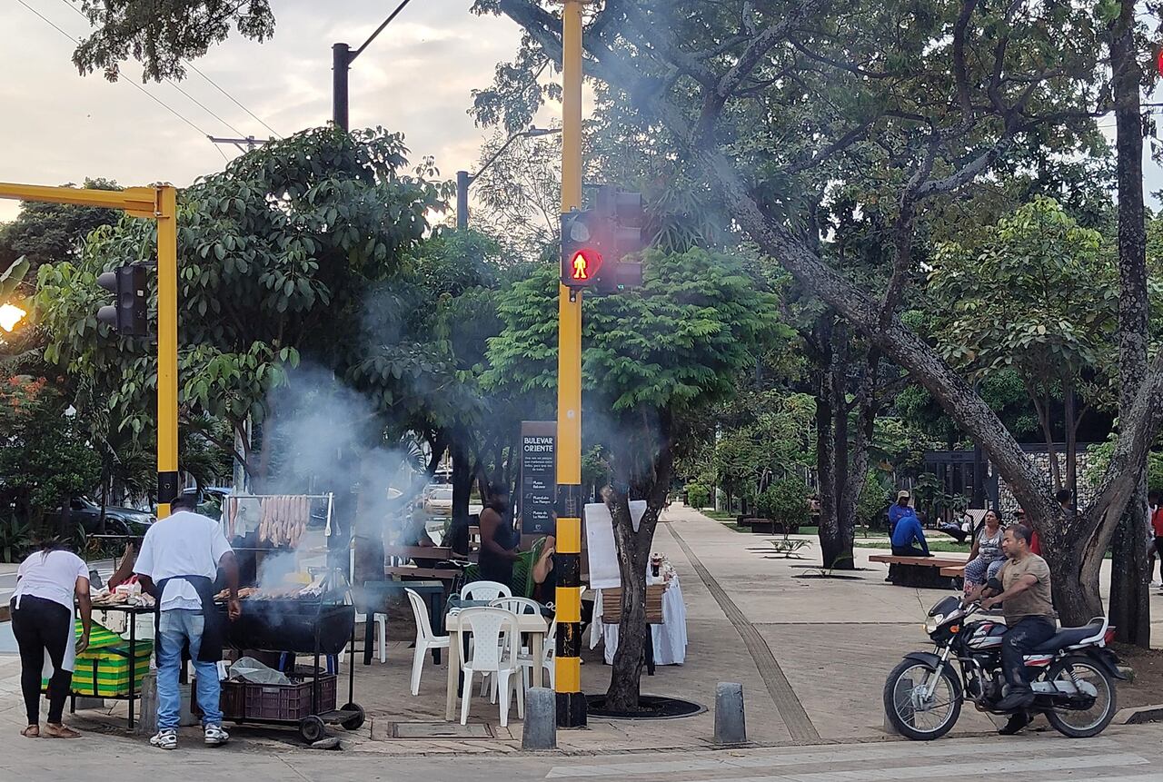 Lo bueno, lo malo y lo feo del Bulevar de Oriente en Cali, un proyecto de revitalización urbana que busca transformar el espacio público en el oriente de la ciudad, un sector con muchos problemas sociales. Hoy el bulevar es un espacio de interacción social, recreación y cultura, pero también de consumo de drogas, ventas informales, con mucha falta de cultura de motociclistas y muchos hurtos. Foto Jorge Orozco