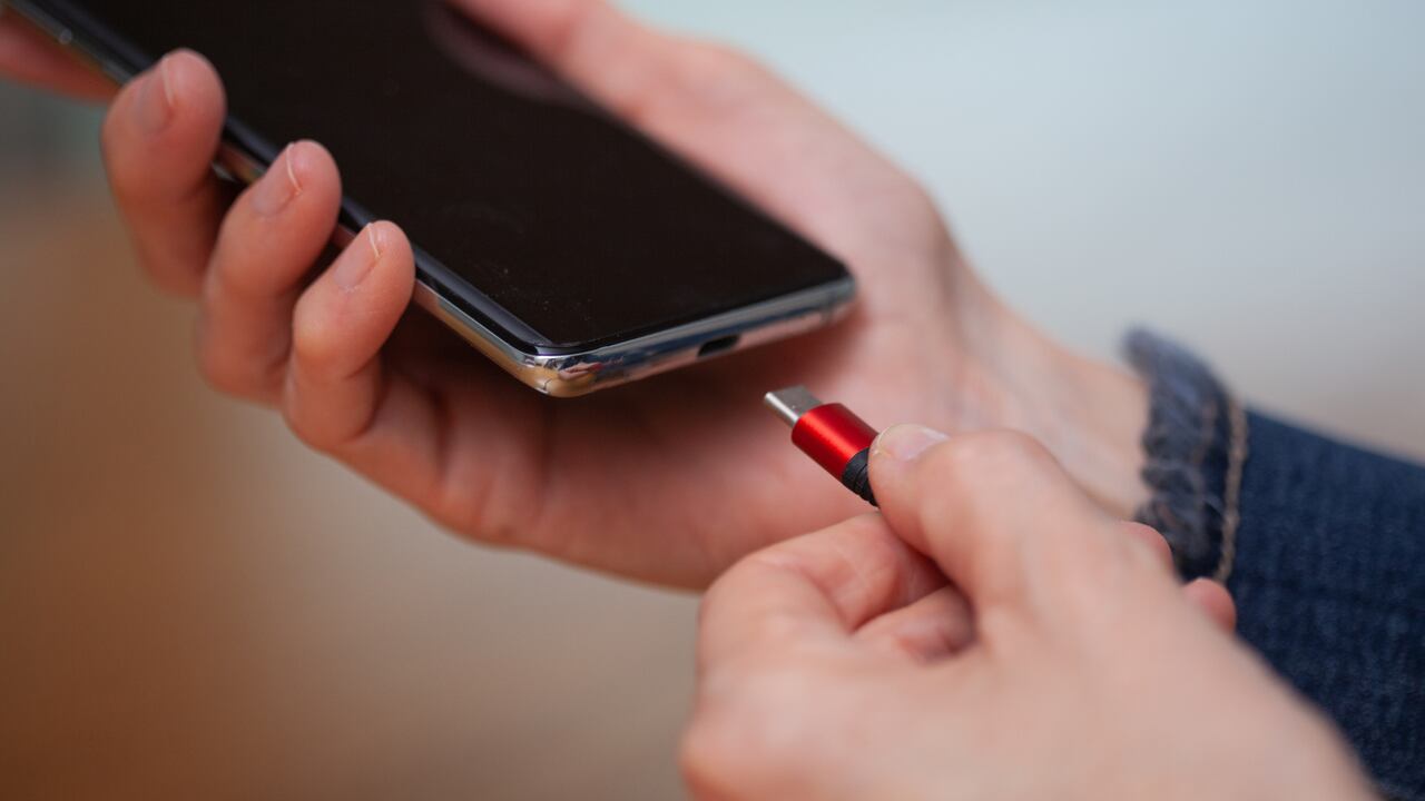 ¿Cuántas horas se recomienda dedicar a la carga de un celular recién adquirido para un rendimiento óptimo?