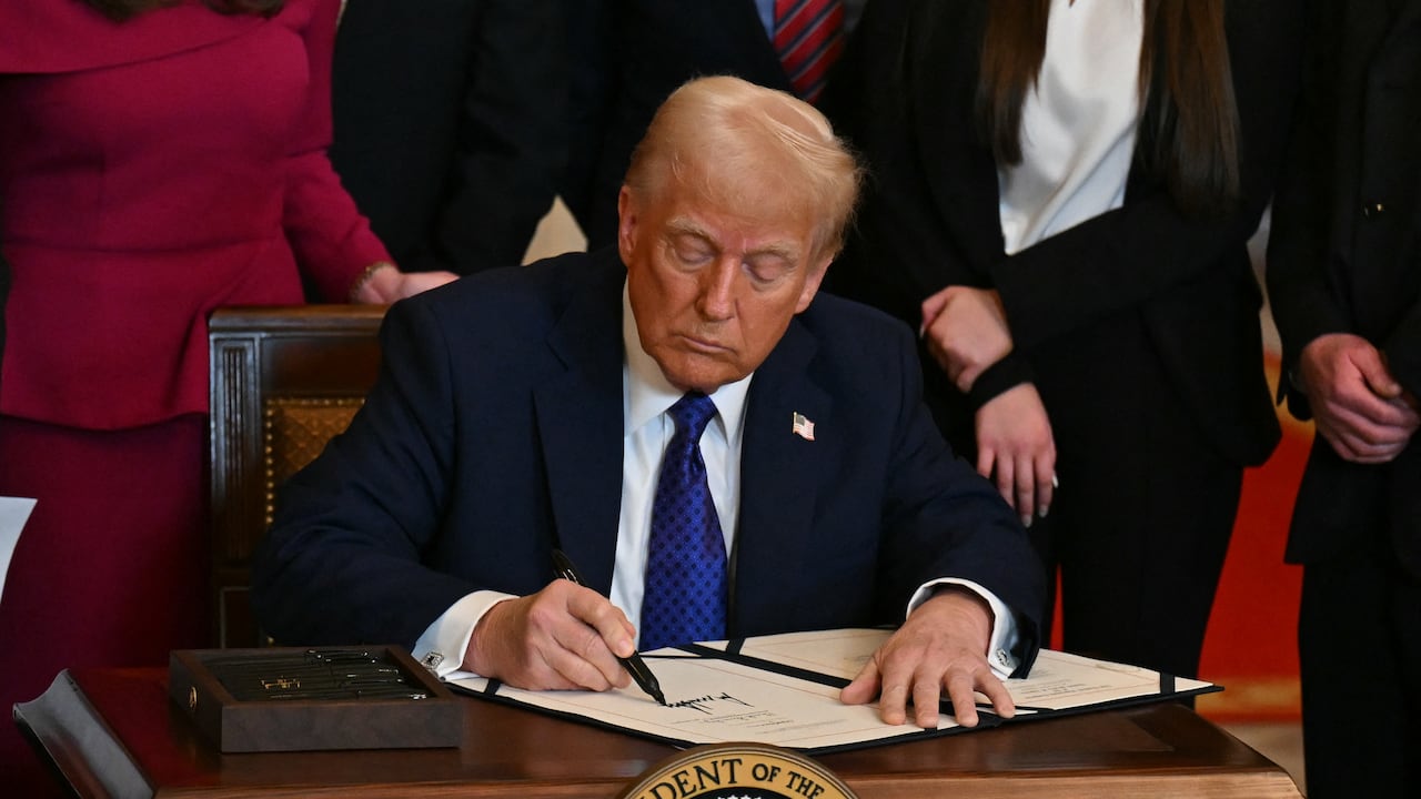 Donald Trump firmó un decreto para usar el centro de detención militar de Guantánamo para la detención de migrantes irregulares.