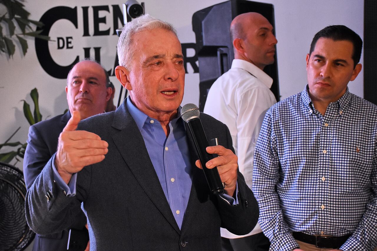 El Expresidente Álvaro Uribe Vélez habló de la consulta popular con comerciantes, empresarios y diferentes personalidades de la ciudad.