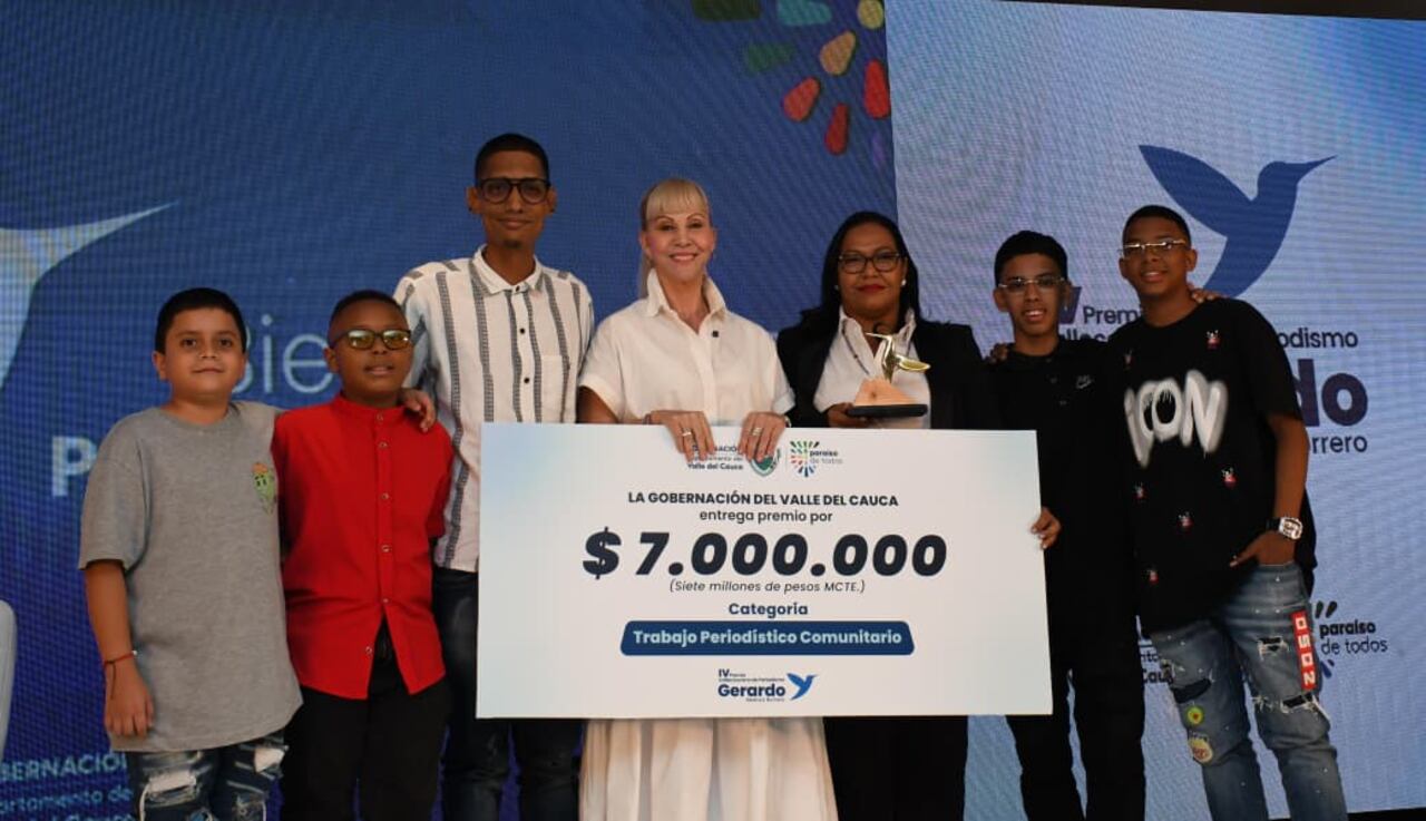 Los integrantes del colectivo Radio Guayaba con Gusano. En el premio de periodismo Gerardo Bedoya, conocieron a la gobernadora Dilian F. Toro. Foto Suministrada por la Gobernación.