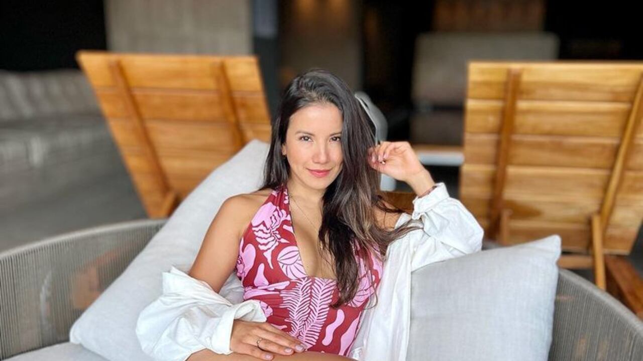 Aferrada a una palmera, la sensual pose de Caterin Escobar para calentar a sus seguidores