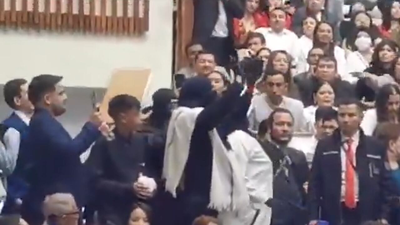 Un grupo de encapuchados de la Universidad Nacional irrumpió en la ceremonia de grado.