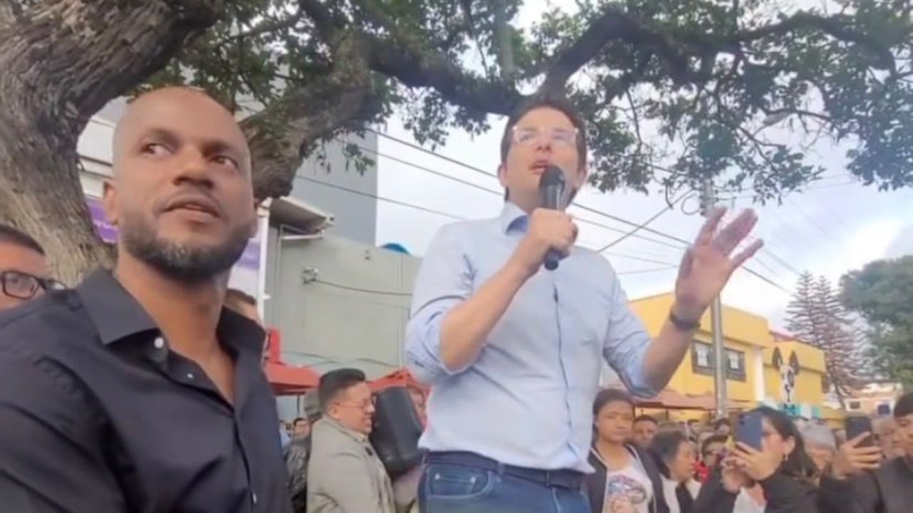 Víctor Mosquera, edil de la localidad de Fontibón junto a Miguel Uribe Turbay.