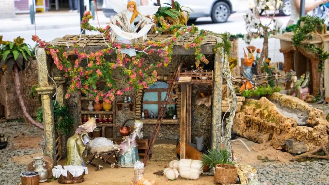 El pesebre gigante enseña cómo reutilizar materiales y fomentar la creatividad durante la Navidad.