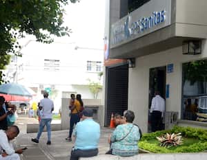 Cali: Desde el 15 de noviembre dejara de suministrar medicamentos a miles de usuarios de Sanitas debido a una millonaria deuda por parte de la EPS, ha generado preocupación en el país por parte de los afiliados. foto José L Guzmán. El País oct 31-23