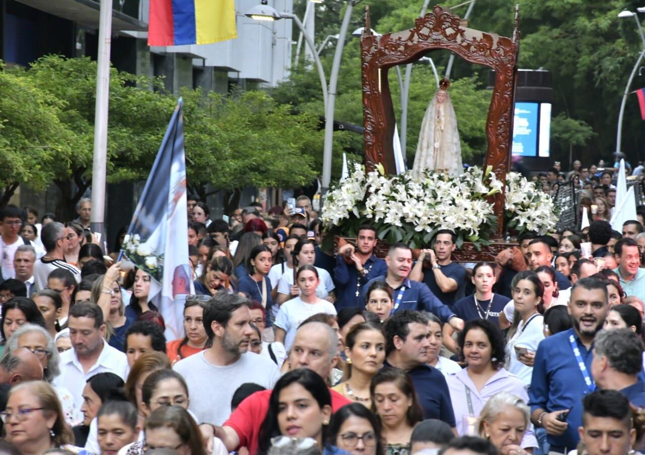 Miles de caleños acompañaron la procesión en celebración del Día de la Virgen de Fátima.