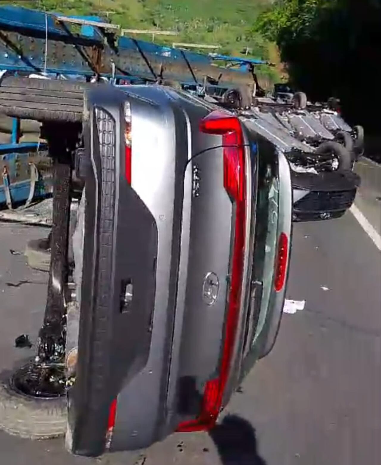 Las autoridades investigan las causas del accidente que causó afectación en la vía. Foto tomada de video