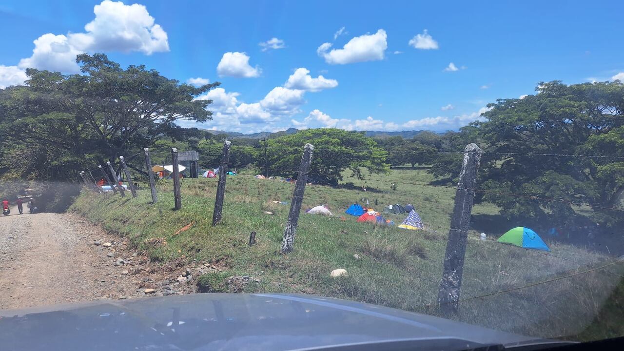 La comunidad de Vallejuelo asegura que alrededor de 300 personas llegaron a este predio.