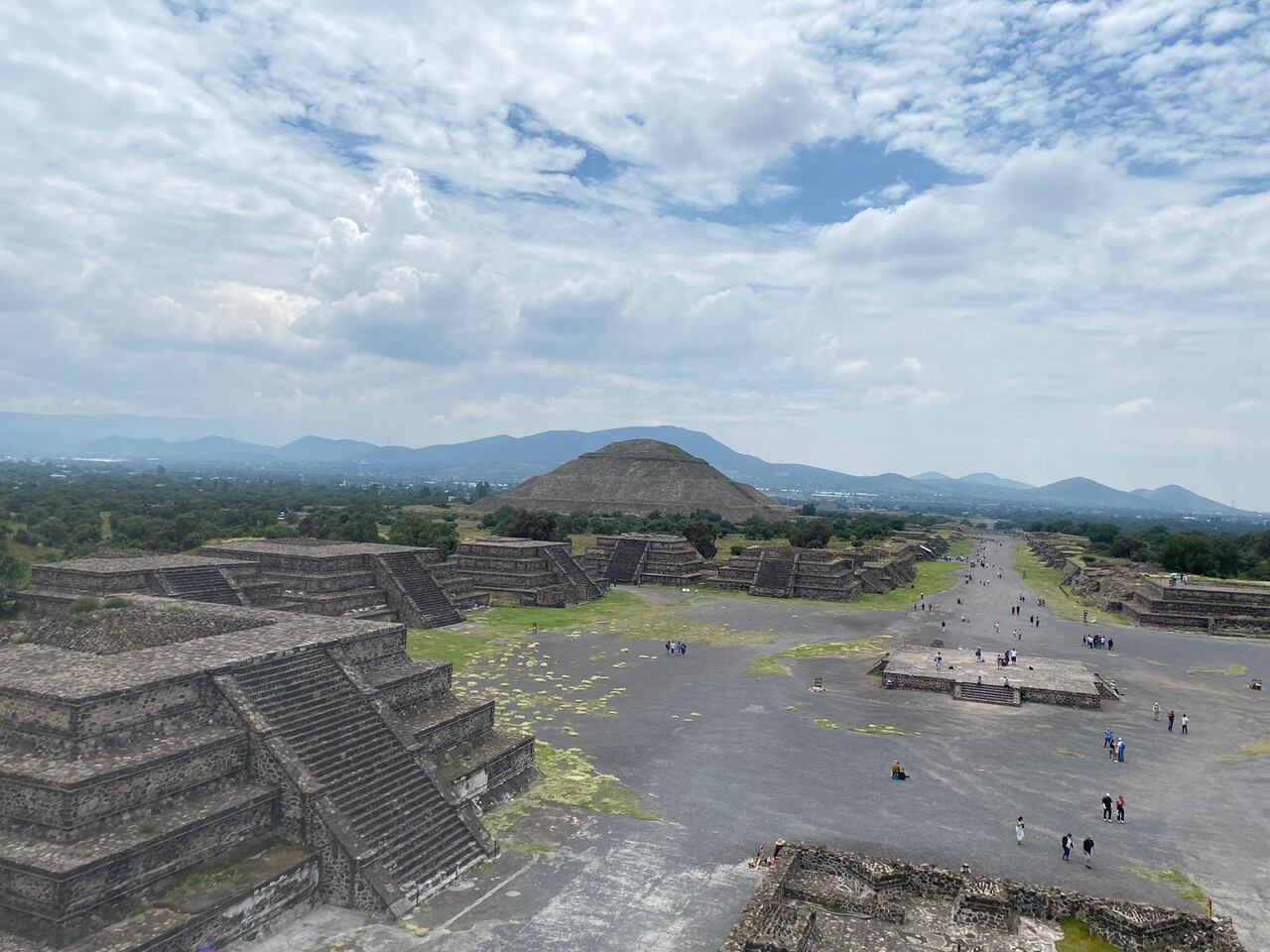 Cuando los aztecas descubrieron las monumentales pirámides en ruinas, quedaron tan impresionados que la llamaron “Teotihuacán”, que en náhuatl significa “Ciudad de los dioses”.