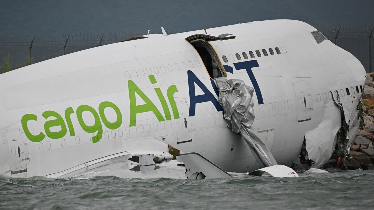 El aterrizaje de un Boeing 747 de carga procedente de Dubái provocó la muerte de dos personas en Hong Kong.