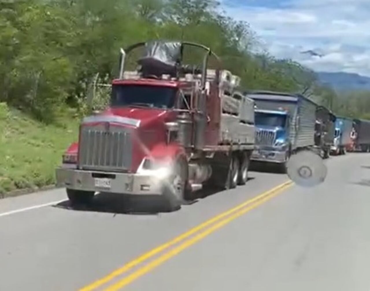 Tras el gigantesco derrumbe, se presentaron largas filas de vehículos sobre este tramo de la vía internacional.