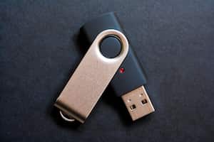 Se analizan los riesgos de seguridad asociados con la combinación de una memoria USB y un cargador de teléfono en este informe.