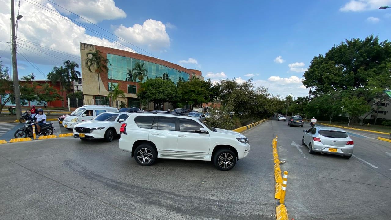 Retorno de la Carrera 80 hacia la Calle 5, donde conductores señalan que la extensión de los taches dificulta completar el giro.