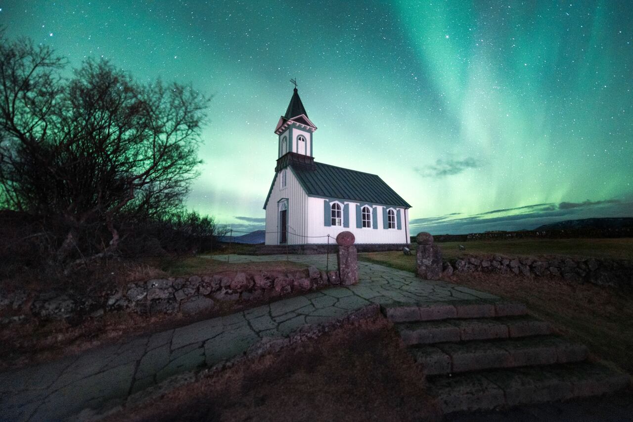 ara Camilo, “describir la sensación de estar bajo la presencia de una aurora boreal es complejo, quizás porque es uno de los fenómenos naturales más exóticos: la actividad del Sol y del planeta, interactuando”,