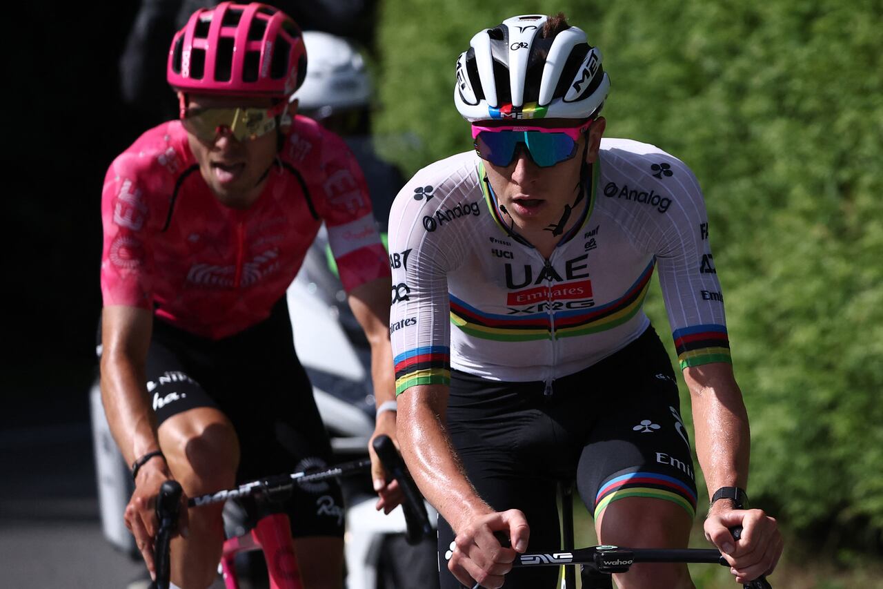 El ciclista esloveno Tadej Pogacar (D), del UAE Team Emirates XRG, pedalea durante la sexta etapa de la 77.ª edición del Criterium du Dauphiné.