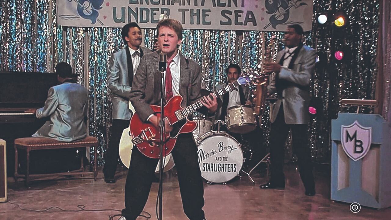 Michael J Fox interpretó al adolescente Marty McFly, amigo de Doc, un científico que ha construido una máquina del tiempo. Cuando los dos prueban el artefacto, un error fortuito hace que Marty llegue a 1955, año en el que sus padres iban al instituto y aún no se habían conocido. Después de impedir su primer encuentro, Marty deberá conseguir que se conozcan y se enamoren, de lo contrario su existencia no sería posible.