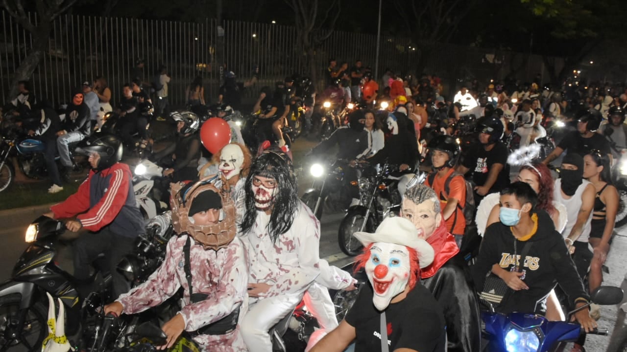 Caravanas de motociclistas en la noche de Halloween en Cali