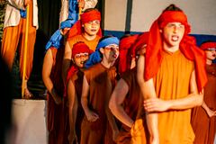 ‘Arriba el telón’ fue conformado por el Teatro Esquina Latina en el año de 1987, en la comuna 1, de la zona ladera de Cali. Este espacio tiene abiertas sus puertas para recibir a todas las personas sin distinción de edad, nacionalidad o creencia.