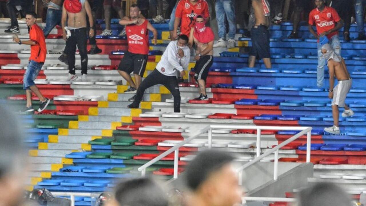 Grupo de hinchas del América realizando actos vandálicos en el Pascual Guerrero, por la final de Copa ante Nacional.