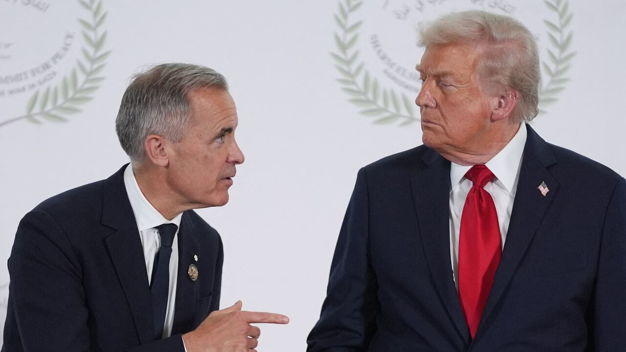 El presidente Donald Trump y el primer Ministro de Canadá, Mark Carney. El gobierno norteamericano rompió negociaciones comerciales. (Photo by Evan Vucci / POOL / AFP)