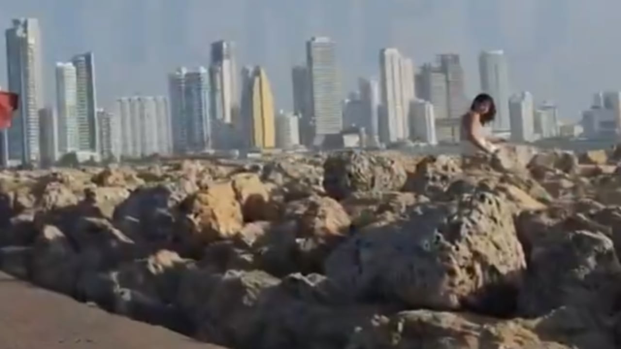 Esta es la imagen en la que, al parecer, se ve a la joven sentada a la orilla del mar.