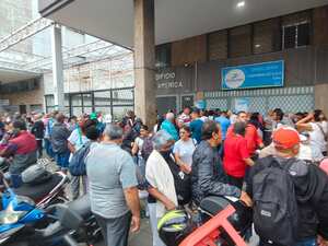 Usuarios de la Nueva EPS bloquean la Avenida de las Américas.