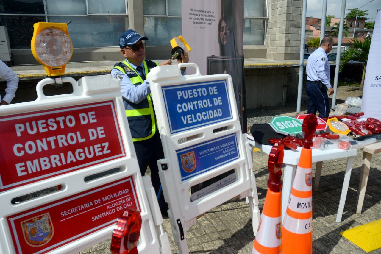 Cali: Entrega de equipamiento a la secretaria de movilidad de la campaña "No tenía que pasar’, una campaña que busca generar conciencia en los motociclistas sobre el cuidado de la vida en las vías de Cal