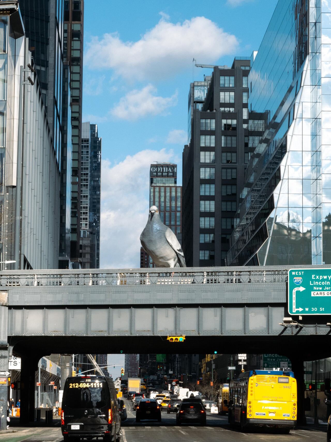 La monumental paloma de Iván Argote que domina el High Line de Nueva York