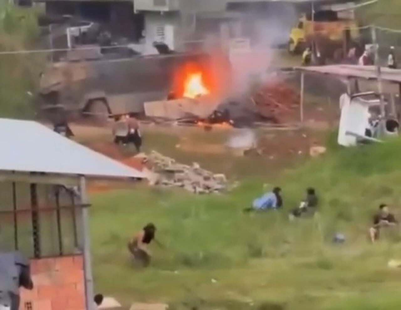 Los militares abrieron, fueron fuego al ver cómo los airados campesinos le prendieron candela a una de sus tanquetas. Los labriegos se replegaron por un momento y luego continuaron con la asonada.