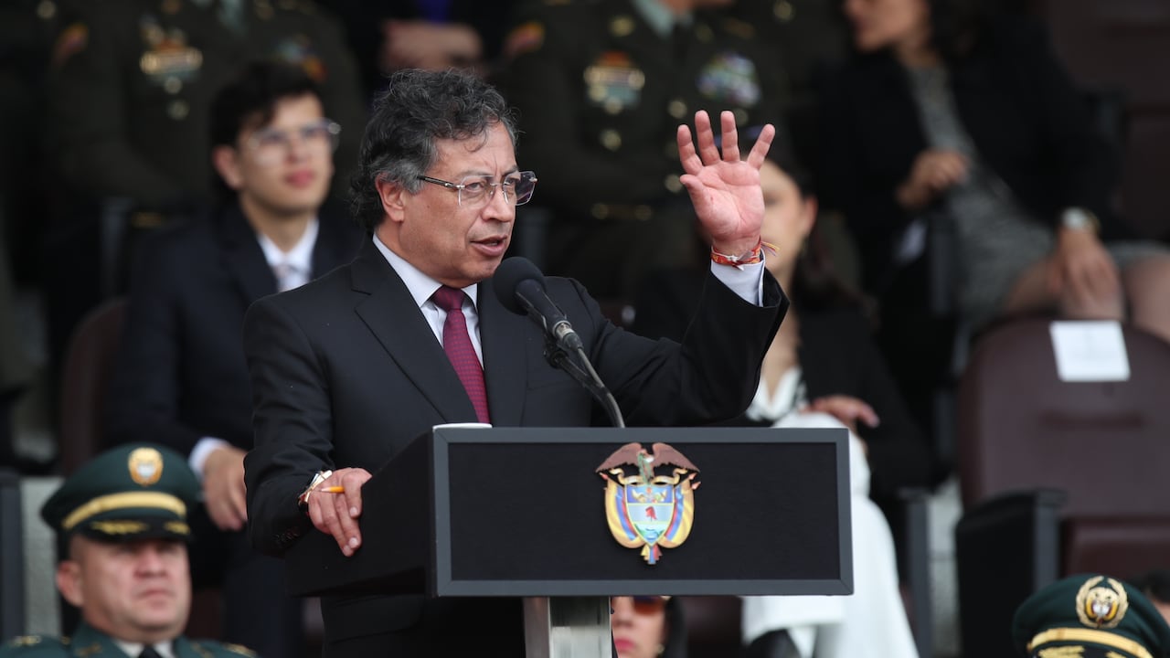 Presidente Gustavo Petro en la ceremonia de presentación del nuevo Director General de la Policía Nacional, Brigadier General Carlos Fernando Triana Beltrán, en compañía del Ministro de Defensa Nacional, Iván Velásquez