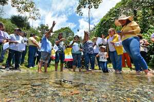 Con un acto simbólico, la Unidad para las Víctimas realiza el cierre de reparación colectiva de la comunidad de Arenillo de Pradera, Valle del Cauca. Foto Jorge Orozco / El País.