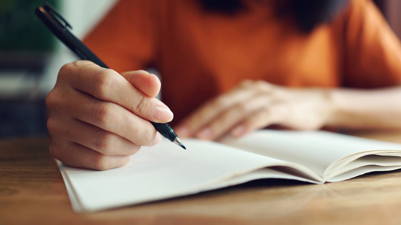 La Real Academia Española (RAE) ha abordado la cuestión sobre la ortografía del gerundio del verbo "ir".