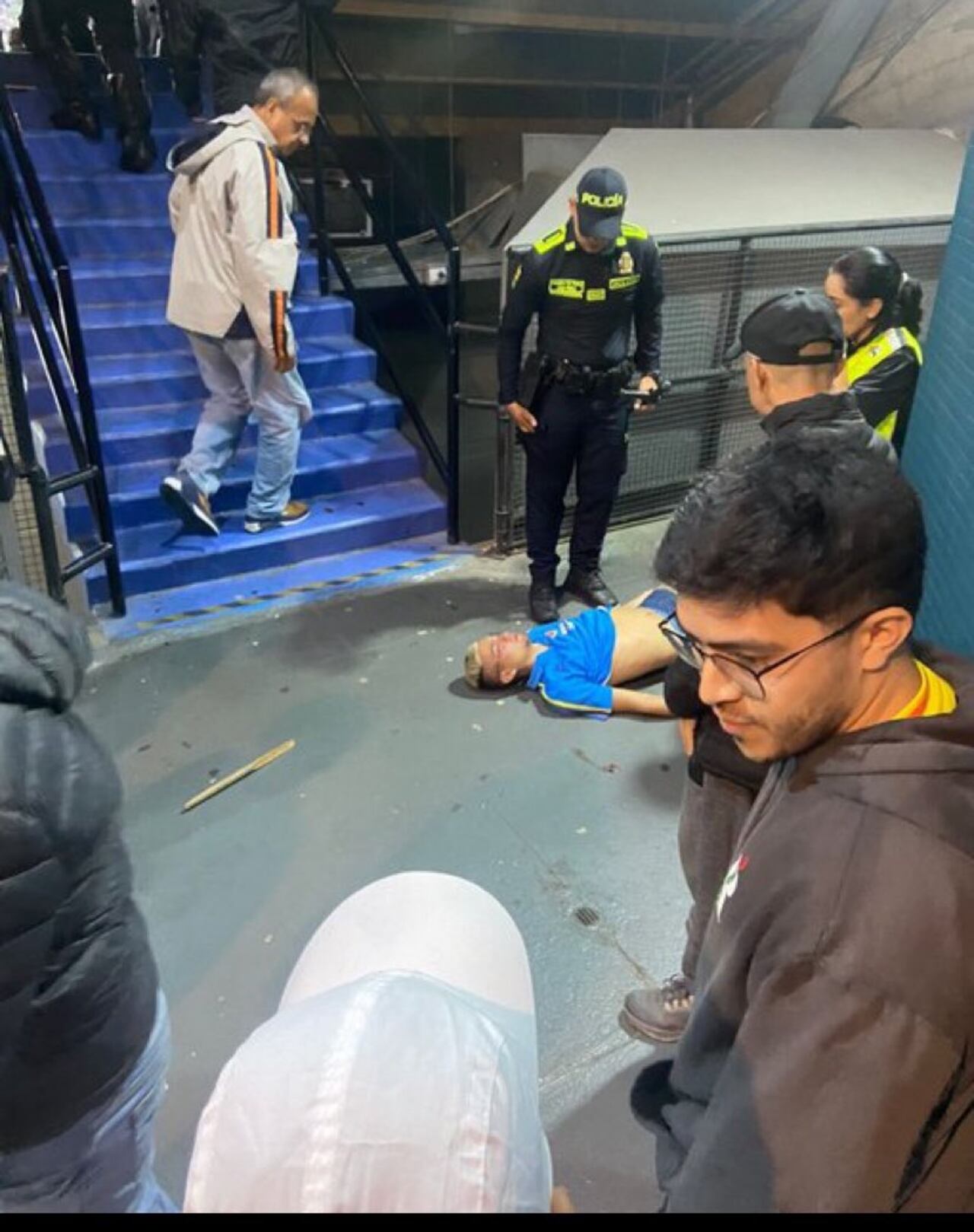 Algunos de los heridos tuvieron que ser atendidos en los pasillos del estadio.