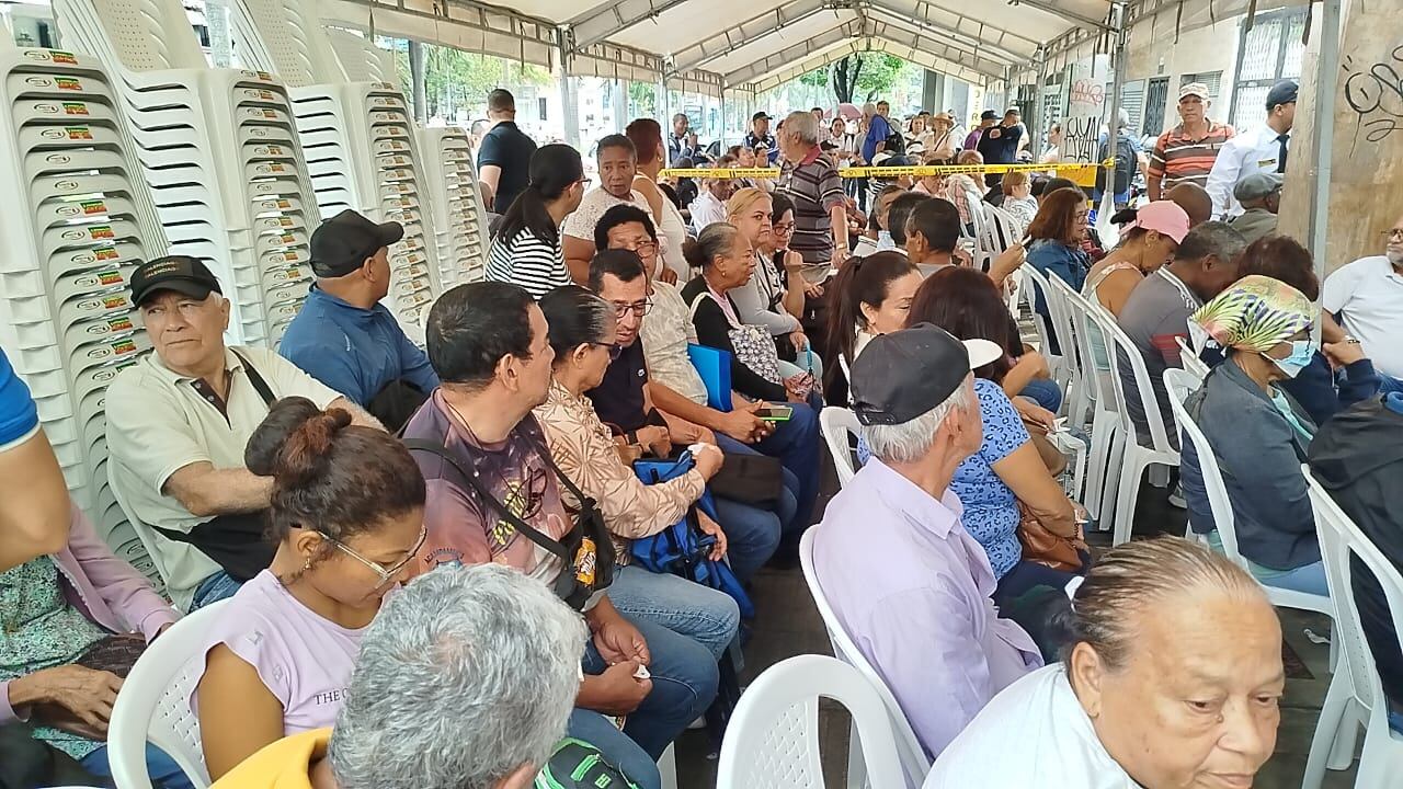 Largas filas Disfarma Cali 25 de marzo 2025.