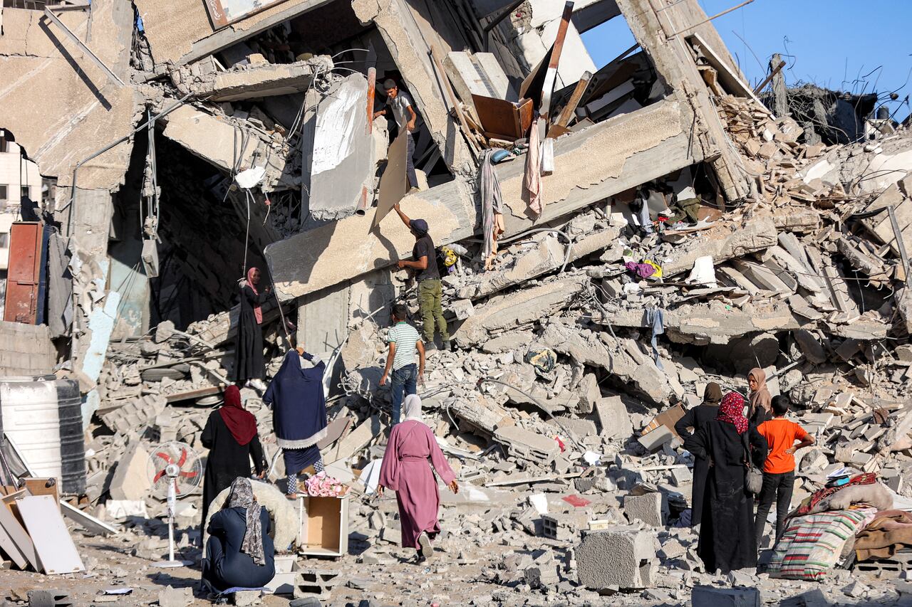 Personas buscan objetos entre los escombros de la Torre Salam, tras un ataque israelí el día anterior, en la Ciudad de Gaza.