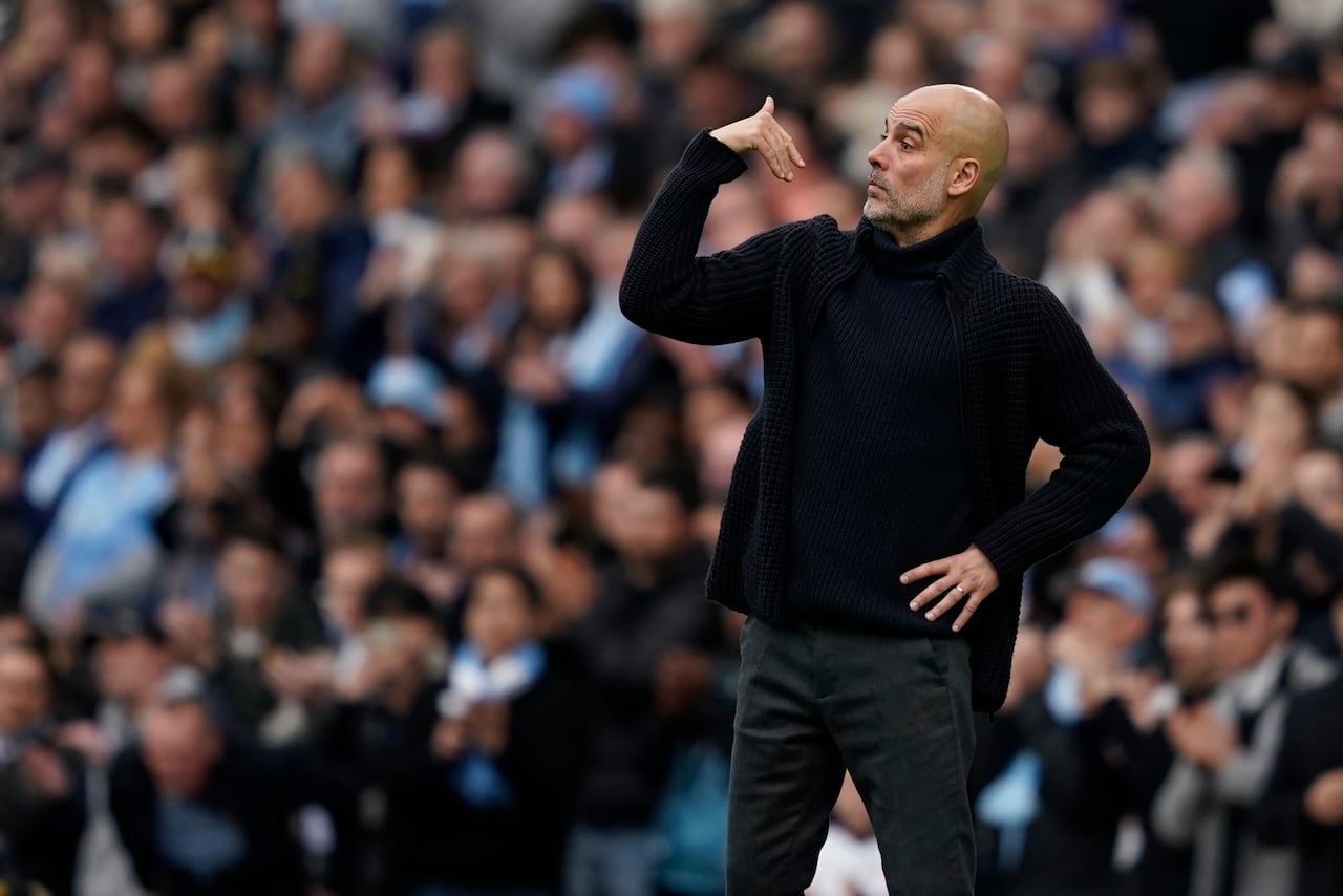 El entrenador del Manchester City, Pep Guardiola, hace gestos durante el partido de fútbol de la Liga Premier inglesa entre Manchester City y Wolverhampton Wanderers en el estadio Etihad de Manchester, Inglaterra, el sábado 4 de mayo de 2024. (Foto AP/Dave Thompson)