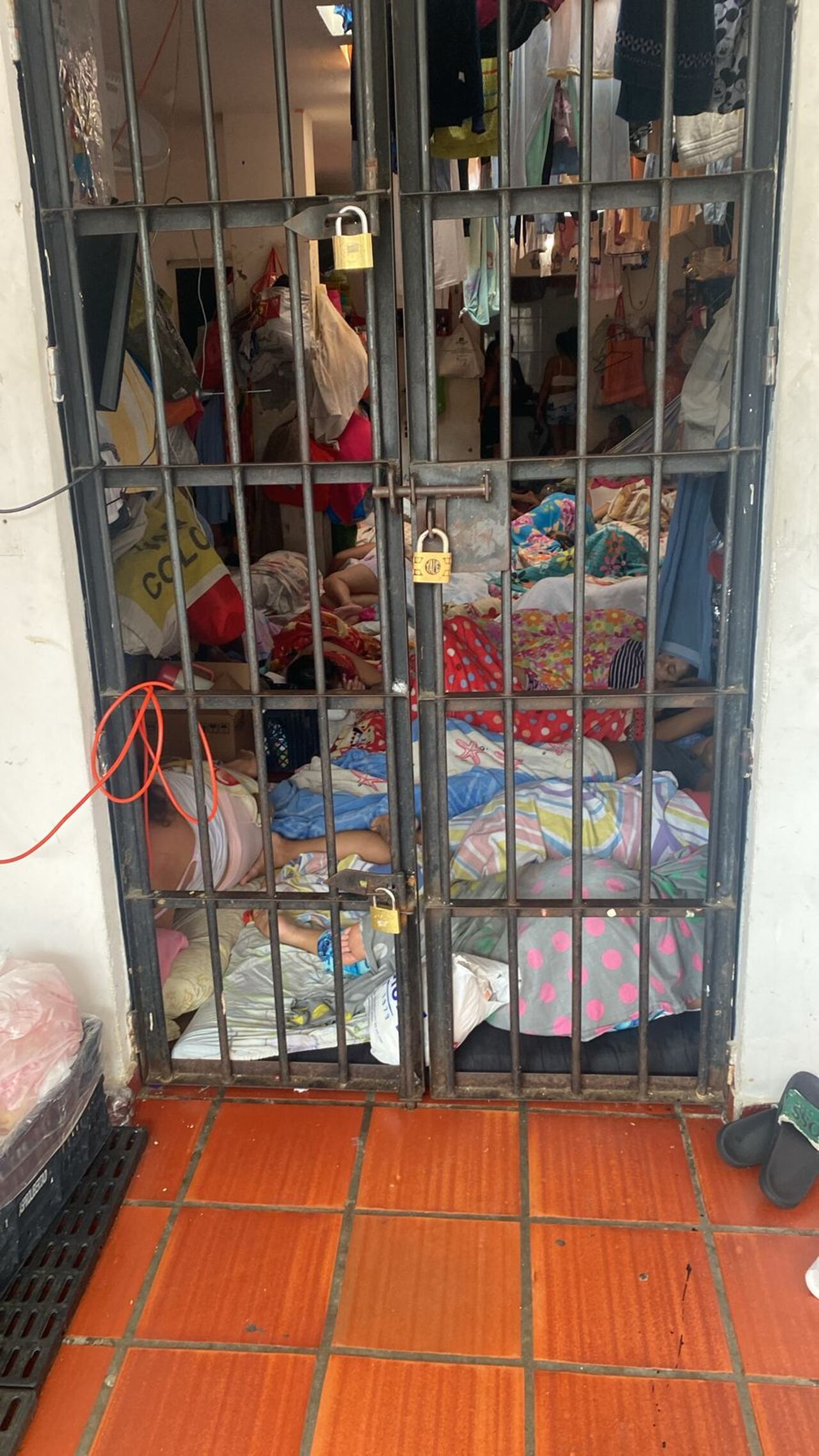 La Estación de Policía El Caney donde se encuentran detenidas las mujeres, es realmente una lamentable muestra de lo que se vive en el resto de unidades policiales. Foto especial para El País