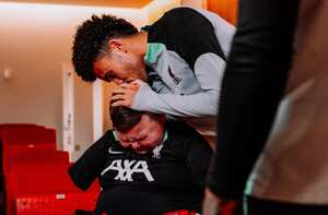 Luis Díaz junto al pequeño Dáire Gorman en Liverpool.