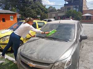 Habitantes del Conjunto Bloques de Moscopán después limpiaron sus vehículos antes de movilizarse por la ciudad, la cual hora está en máxima alerta, a raíz de este fenómeno natural.