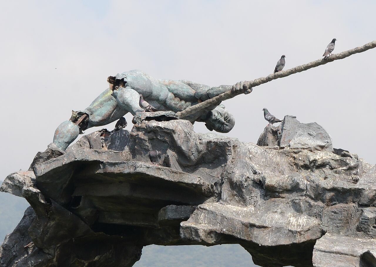 Cali: Monumento a la Solidaridad, luego de diez días haberse caído continua en igual condiciones, solamente un cercado de seguridad es lo novedoso