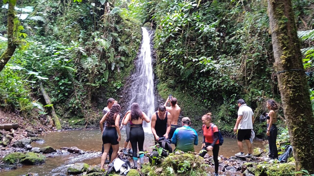 Los turistas que llegan a hospedarse en las fincas de Riofrío no solo hacen los recorridos del café y las aromáticas, sino que se pueden bañar en las cascadas naturales que tiene la zona.
Foto: Tatiana, líder de la comunidad y de Tagaqui Tours