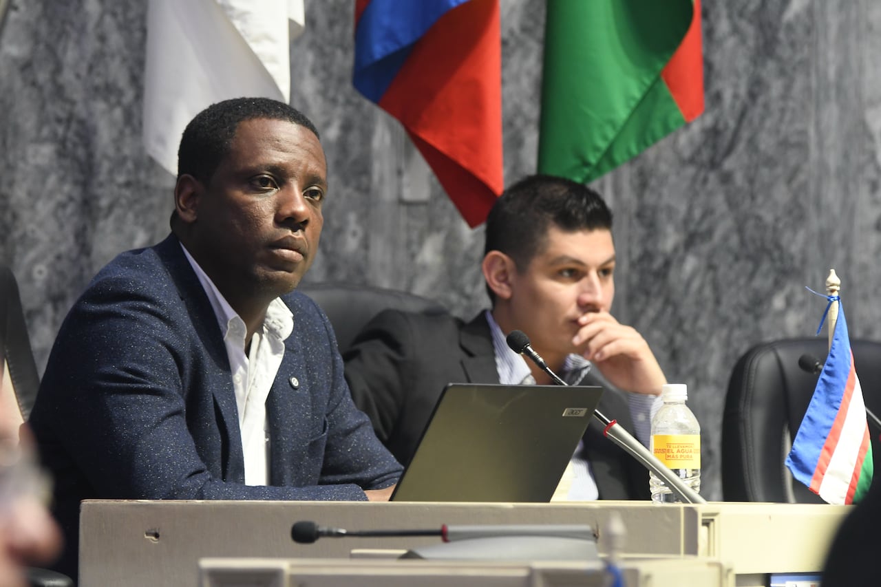 Cali: Sesión en el concejo con el gerente de Emcali Roger Mina. Foto José L Guzmán. EL País
