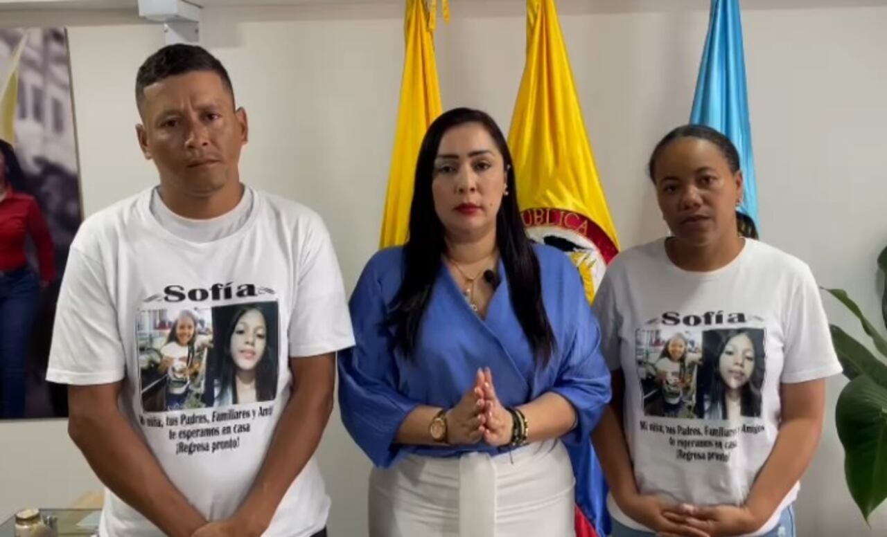 Alcaldesa de Candelaria junto a los padres de Sofía Delgado.