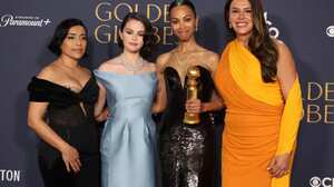 Adriana Paz, Selena Gomez, Zoe Saldaña y Karla Sofía Gascón en los Globos de Oro 2025.
Tomada de: Jason Armond / Los Angeles Times via Getty Images.