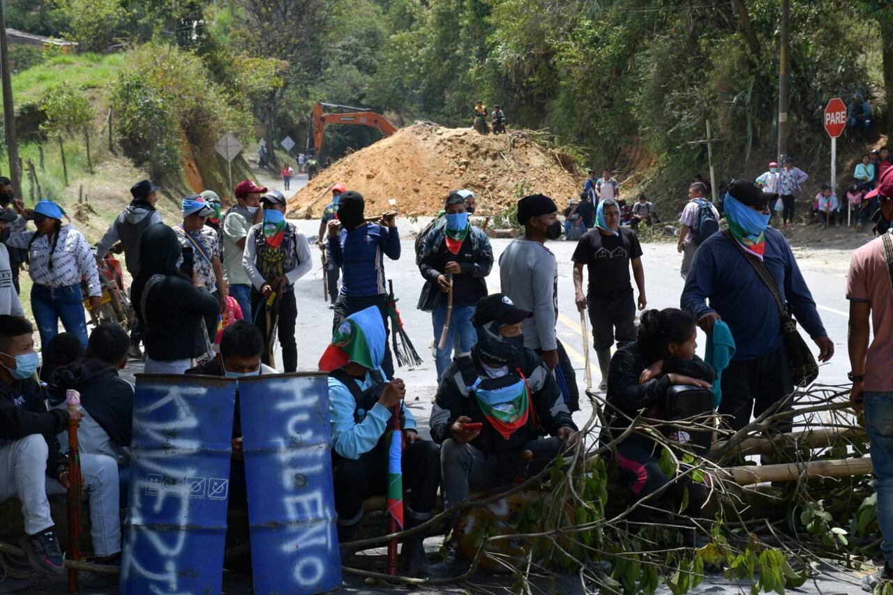 Comunidades Indígenas bloquearon la vía Panamericana que comunica a Popayán y Cali, específicamente en el kilómetro 27, a la altura del sector que es conocido como Quebrada Grande, en Piendamó, Cauca.