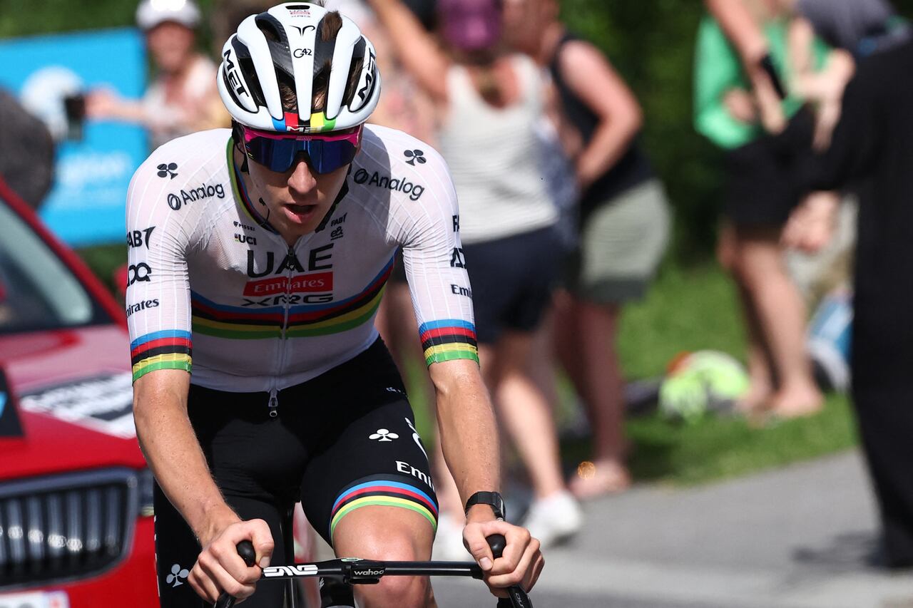 El ciclista esloveno Tadej Pogacar del UAE Team Emirates XRG pedalea durante la sexta etapa de la 77ª edición de la carrera ciclista Criterium du Dauphiné.